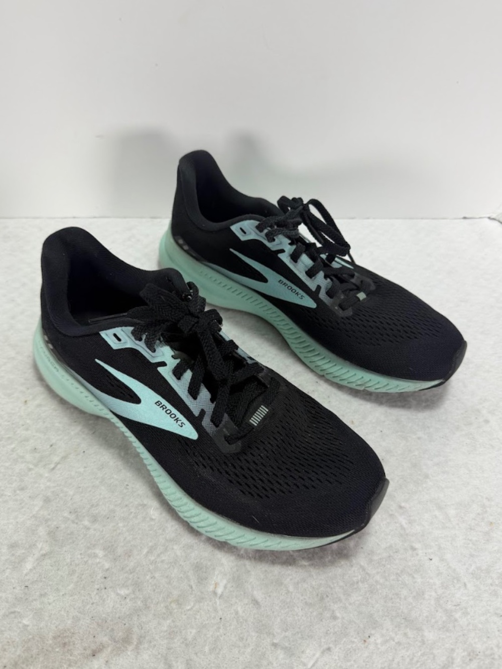 Brooks Launch 8 Womens 8.5 B Black Mint Green Running Shoes 120345 1B 024